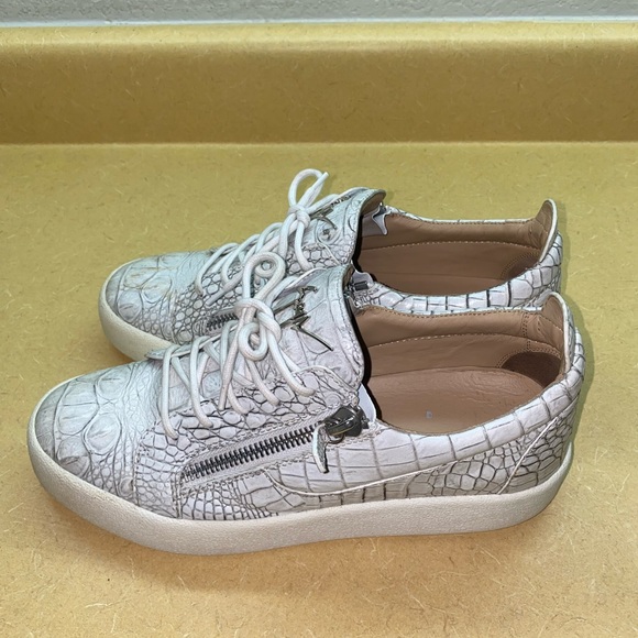 Giuseppe Zanotti - Picture 4 of 11